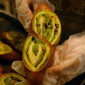 现烤面包—抹茶红豆碱水