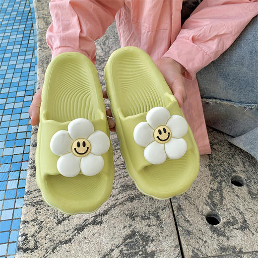 这款夏季爆款拖鞋，可爱少女心满满，室内外家居皆可穿，厚底设计踩屎感十足，舒适实用又时尚！ 商品图4