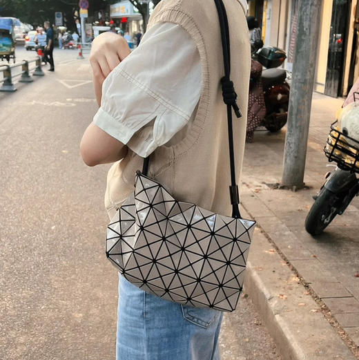 74-2 简洁轻松 轻便百搭 三宅随心所欲豆腐包 任意调节 商品图3