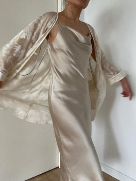 Viiolez｜Flowy Cardigan [丝绒提花露背外套]