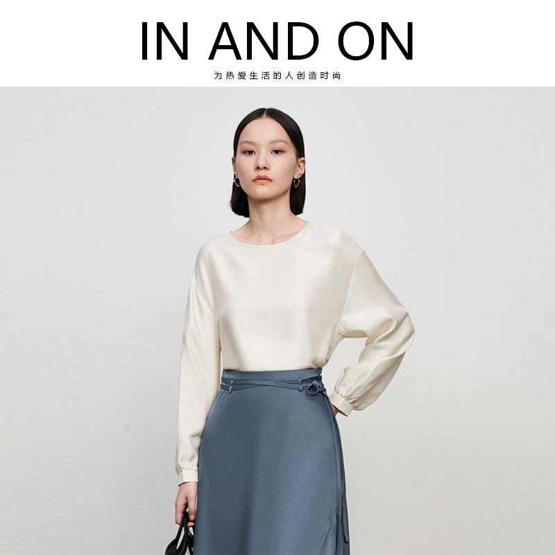 IN AND ON 52799女士春季新款桑蚕丝宫廷袖圆领纯色舒适百搭宽松上衣