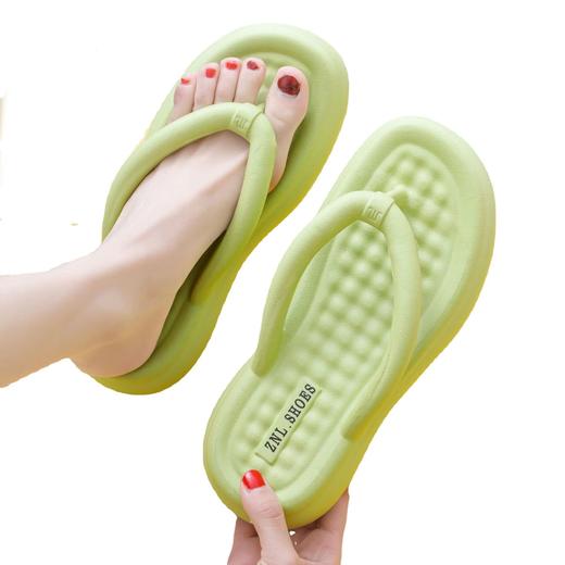 百搭新款夏季人字拖女，不仅防滑，舒适透气，而且外形独特。女性们穿上它们，在沙滩或海边漫步时，如同一朵娇艳的花，自信而靓丽。走路不累！ 商品图4