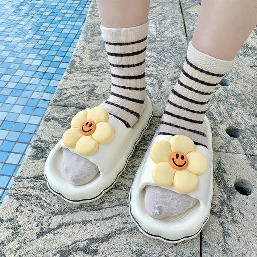 这款夏季爆款拖鞋，可爱少女心满满，室内外家居皆可穿，厚底设计踩屎感十足，舒适实用又时尚！ 商品图3