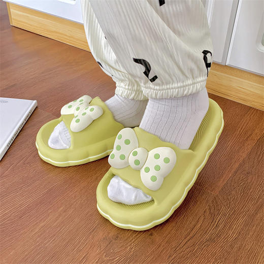 这款夏季爆款拖鞋，可爱少女心满满，室内外家居皆可穿，厚底设计踩屎感十足，舒适实用又时尚！ 商品图1