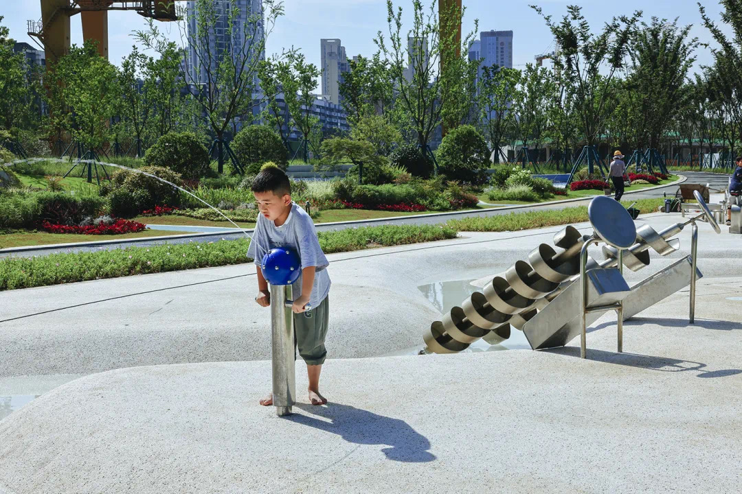【宜昌滨江公园江豚广场】儿童戏水池游乐项目
