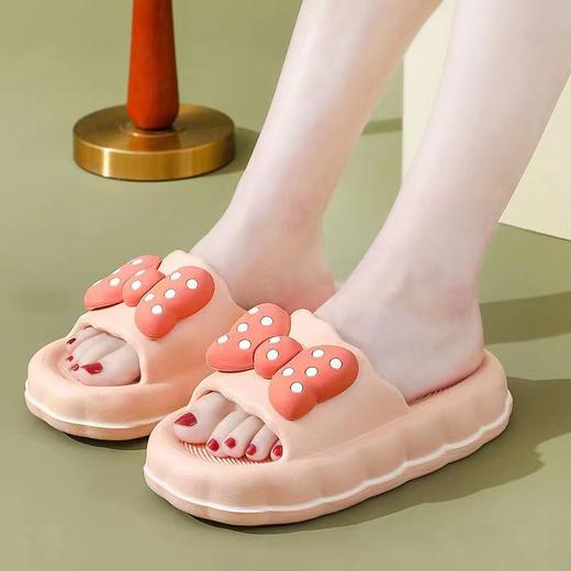 这款夏季爆款拖鞋，可爱少女心满满，室内外家居皆可穿，厚底设计踩屎感十足，舒适实用又时尚！ 商品图0
