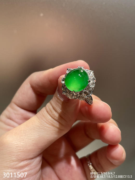 3011507，木纳阳艳绿蛋面戒指。具体价格微信咨询 商品图2