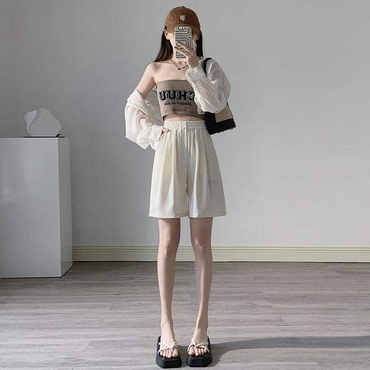 夏季必备！西装短裤女，高腰设计显瘦，五分裤长度修饰腿型，宽松版型舒适自在。卡其色中裤百搭实穿，让你轻松驾驭各种场合。小个子也能穿出气质！ 商品图1
