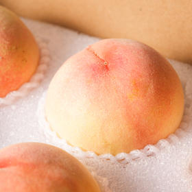 无锡阳山 · 白凤水蜜桃  桃香四溢，绵软多汁细腻，入口即化