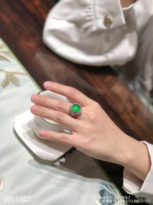 3011507，木纳阳艳绿蛋面戒指。具体价格微信咨询 商品图4