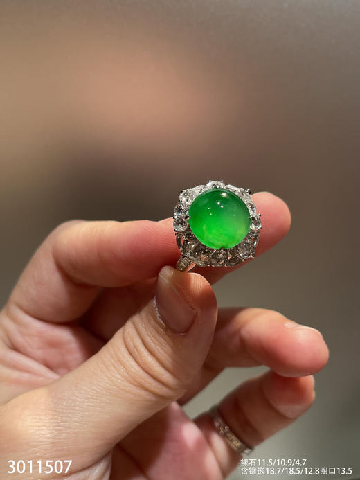 3011507，木纳阳艳绿蛋面戒指。具体价格微信咨询 商品图1