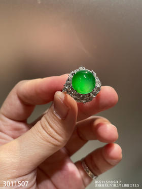 3011507，木纳阳艳绿蛋面戒指。具体价格微信咨询