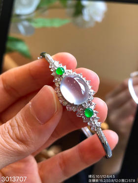 3013707，玻璃蛋面手镯。圈口57.8。  具体价格微信咨询