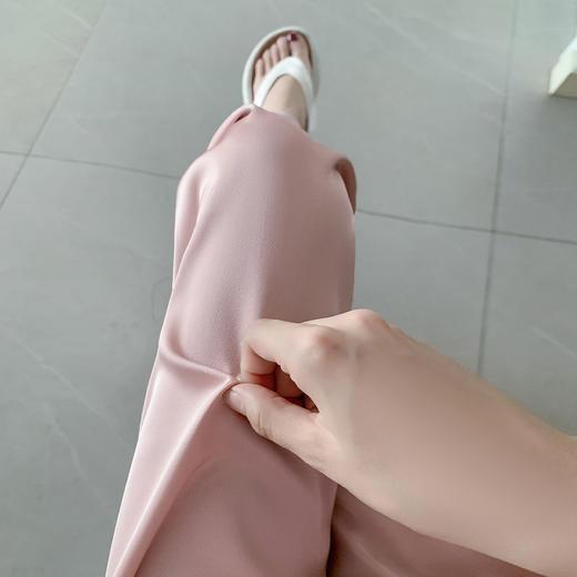 醋酸冰丝裤子女，夏季薄款，防蚊防晒，宽松高腰，三种不同长度休闲裤，垂感凉凉拖地裤。采用科技面料，亲肤透气，吸湿排汗，舒适不粘腿。设计独特，显瘦效果明显，彰显女性美态。 商品图3