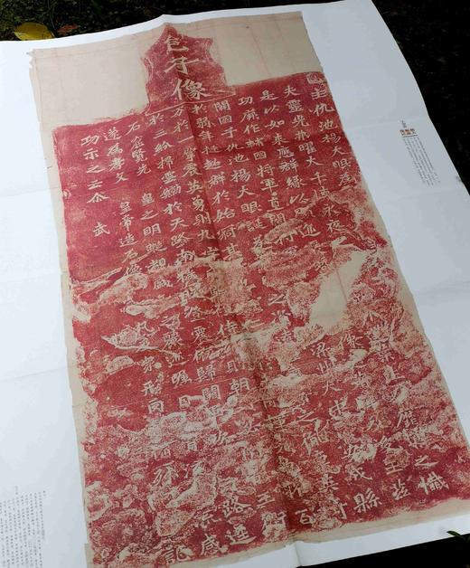 巨幅散叶,可悬与书法室观摩：《龙门二十品》第2、5、6、7、9、10、11、12、15、16、17、18、、19品合售，另10张展开后2个页面。每个单张有简介以及释文。本帖12张散叶合售98元包邮。 商品图5