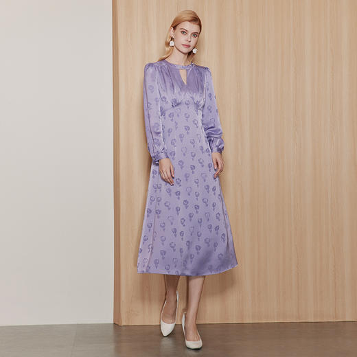 EITIE爱特爱精致复古V领时尚暗纹印花显瘦紫色连衣裙秋季新款C2307222 商品图3