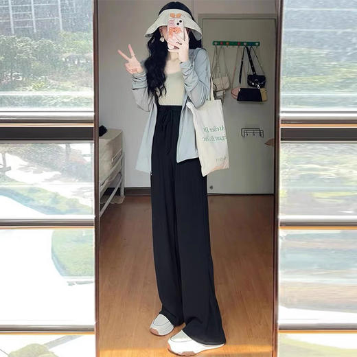 新品灰色阔腿裤女 夏季薄款 高腰垂感 休闲直筒裤子 莫代尔访问防晒垂垂裤，将完美诠释女性优雅的一面。柔软的面料贴合肌肤，高腰设计让你拥有完美身材比例。不管是约会还是工作，都能为你带来温文尔雅的气质。 商品图1