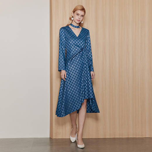 EITIE爱特爱时尚V领不规则设计收腰显瘦格纹蓝色连衣裙秋季新款C07218 商品图3