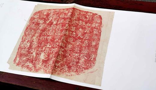 巨幅散叶,可悬与书法室观摩：《龙门二十品》第2、5、6、7、9、10、11、12、15、16、17、18、、19品合售，另10张展开后2个页面。每个单张有简介以及释文。本帖12张散叶合售98元包邮。 商品图3