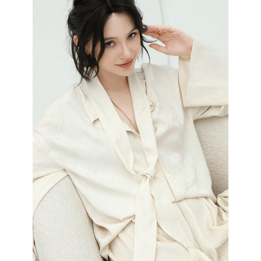 COCOBELLA暗纹提花流苏飘带衬衫女秋丝滑缎面通勤衬衣SR925 商品图3