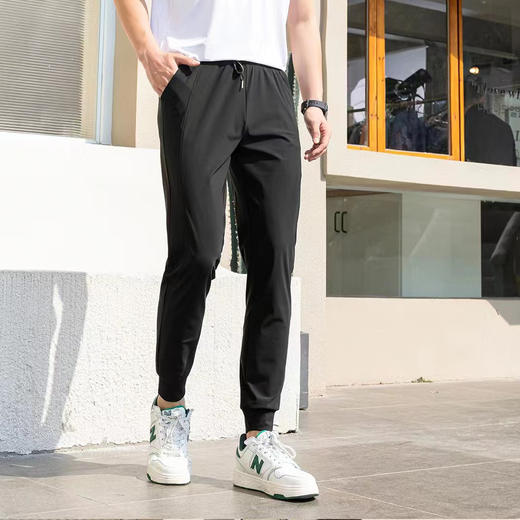 【新款上架必备单品！】采用冰丝高科技面料，防水防污防晒，轻盈透气，凉爽舒适。男女同款，显瘦休闲裤 商品图2