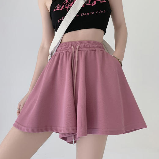 芭蕾风休闲短裤女，夏日必备！高腰设计，显瘦又舒适；松紧腰带，随意调节；百褶阔腿米呢裙裤，自由舞动。运动、休闲两相宜，时尚百搭，让你尽情展现优雅与自信。 商品图0