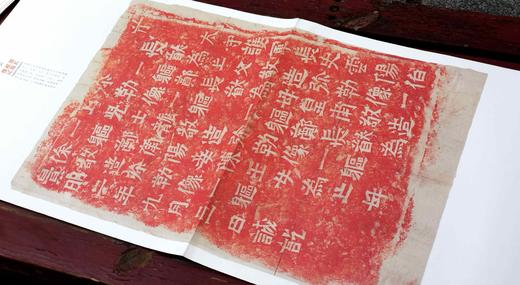 巨幅散叶,可悬与书法室观摩：《龙门二十品》第2、5、6、7、9、10、11、12、15、16、17、18、、19品合售，另10张展开后2个页面。每个单张有简介以及释文。本帖12张散叶合售98元包邮。 商品图2