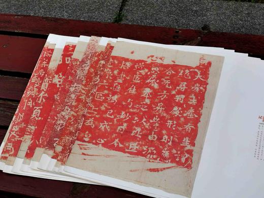 巨幅散叶,可悬与书法室观摩：《龙门二十品》第2、5、6、7、9、10、11、12、15、16、17、18、、19品合售，另10张展开后2个页面。每个单张有简介以及释文。本帖12张散叶合售98元包邮。 商品图0