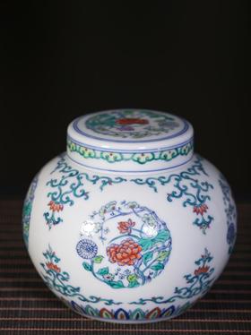 斗彩团花纹盖罐