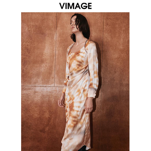 VIMAGE纬漫纪秋季新款扎染印花显瘦高腰优雅连衣裙V2007604 商品图3