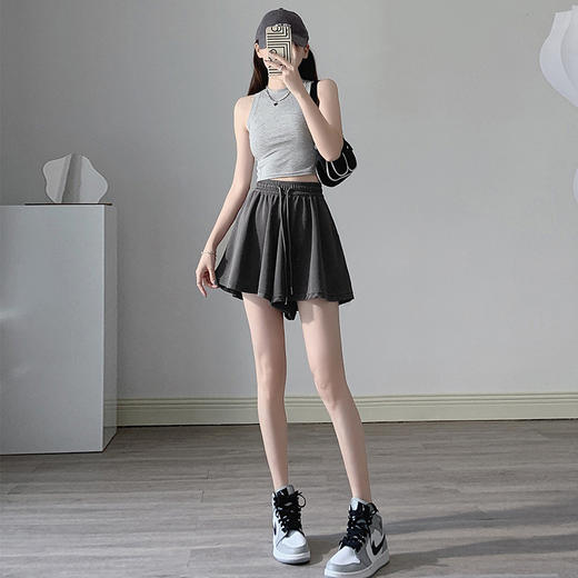 芭蕾风休闲短裤女，夏日必备！高腰设计，显瘦又舒适；松紧腰带，随意调节；百褶阔腿米呢裙裤，自由舞动。运动、休闲两相宜，时尚百搭，让你尽情展现优雅与自信。 商品图3
