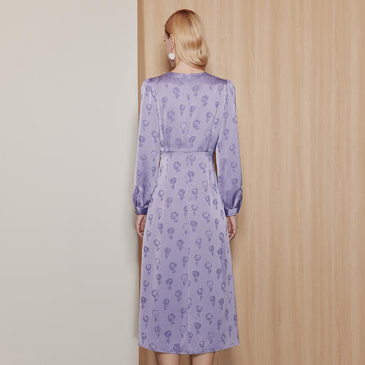 EITIE爱特爱精致复古V领时尚暗纹印花显瘦紫色连衣裙秋季新款C2307222 商品图4