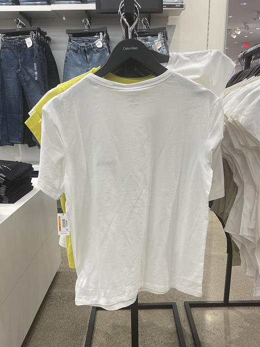 Calvin Klein/CK 女士圆领纯色刺绣小标透气舒适休闲短袖T恤 商品图3