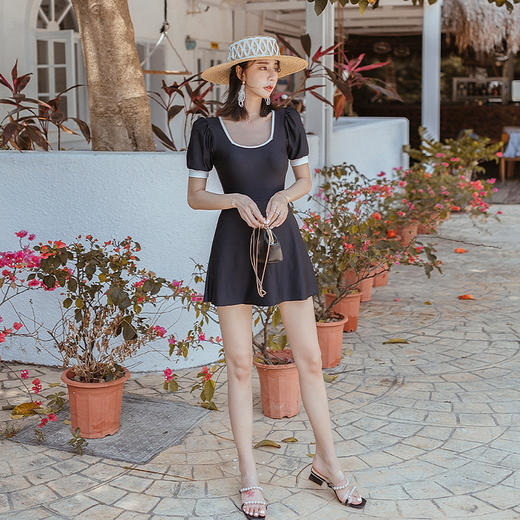 【新时代少女必备！】穿上韩国ins风少女可爱蝴蝶结短袖保守连体裙款平角温泉游泳衣，犹如置身未来世界，尽情释放自我。 商品图0