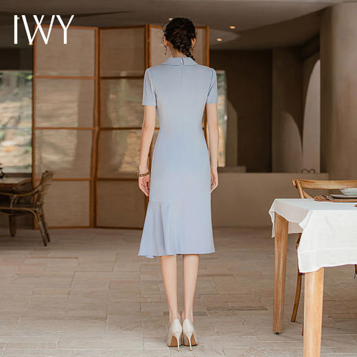 IWY/蓝色连衣裙女夏短袖不规则中长款褶皱小众设计感薄西装裙Q897-L 商品图4