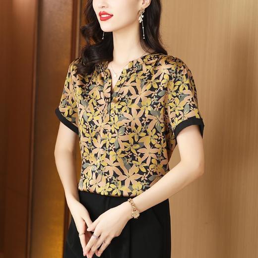 KQL 422H2202珍珠缎小V领T恤气质妈妈碎花上衣 商品图3