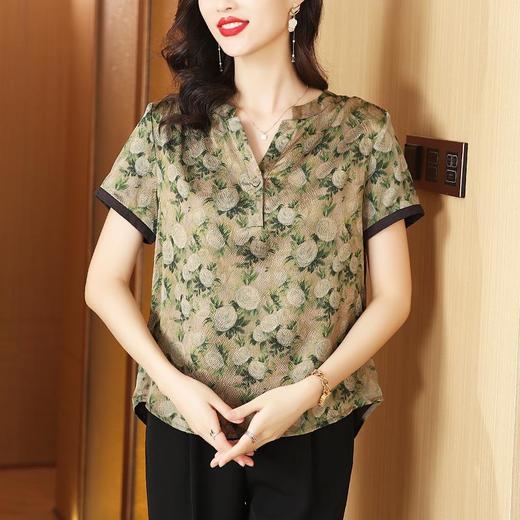 KQL 422H2202珍珠缎小V领T恤气质妈妈碎花上衣 商品图4