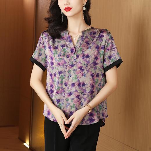 KQL 422H2202珍珠缎小V领T恤气质妈妈碎花上衣 商品图2