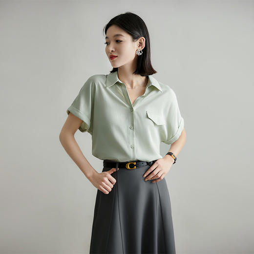 千吉娜Chigina小V领衬衫 亲肤柔软，透气不闷汗，面料垂感十足 纯色配色简约 商品图3