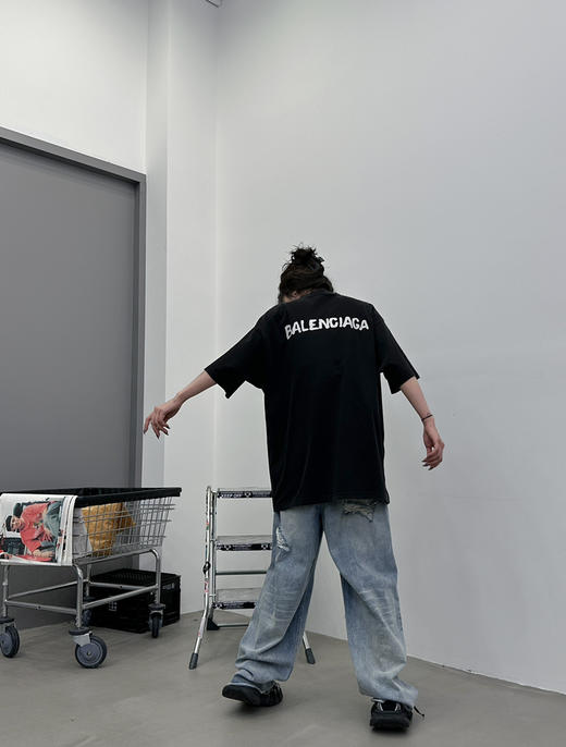 巴黎世家 前后模糊logo短袖 商品图4