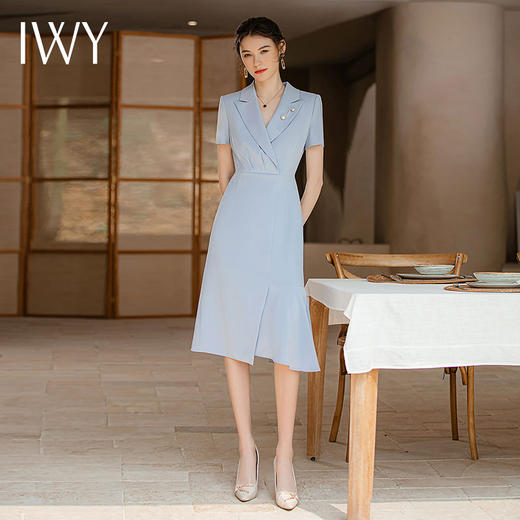 IWY/蓝色连衣裙女夏短袖不规则中长款褶皱小众设计感薄西装裙Q897-L 商品图3