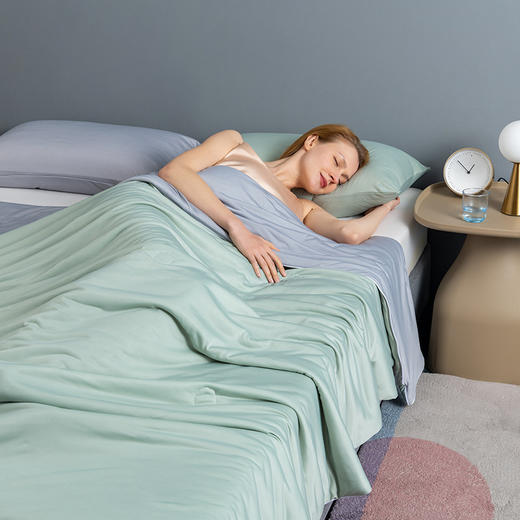 【你还在用厚重的夏被吗？】快试试A类冰淇淋凉感丝夏凉被，让你享受冰雪世界的清凉。做一个现代人，选择新款上架的凉感丝夏凉被，轻盈、舒适、好洗，夏季必备！ 商品图0