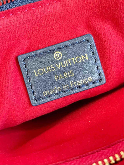 夏季特惠💰1100 原单LV M21393蓝彩 尺寸：26×20×12cm COUSSIN 全皮链条斜挎包 商品图8