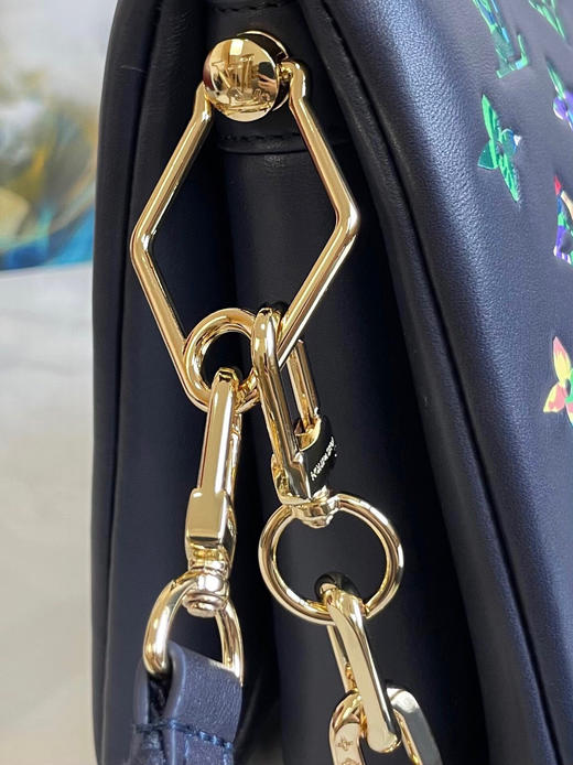 夏季特惠💰1100 原单LV M21393蓝彩 尺寸：26×20×12cm COUSSIN 全皮链条斜挎包 商品图5