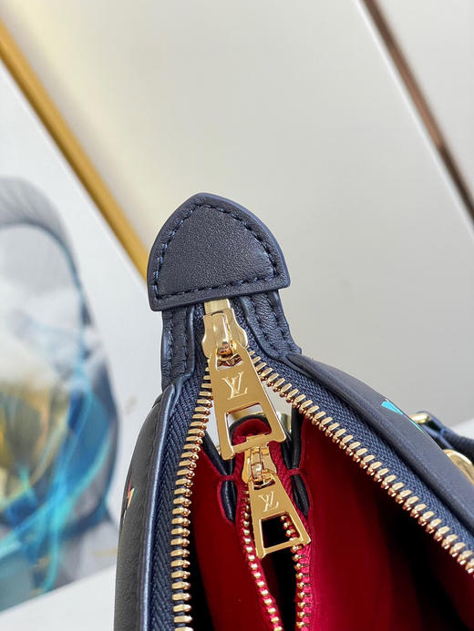 夏季特惠💰1100 原单LV M21393蓝彩 尺寸：26×20×12cm COUSSIN 全皮链条斜挎包 商品图6