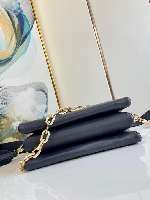 夏季特惠💰1100 原单LV M21393蓝彩 尺寸：26×20×12cm COUSSIN 全皮链条斜挎包 商品图3