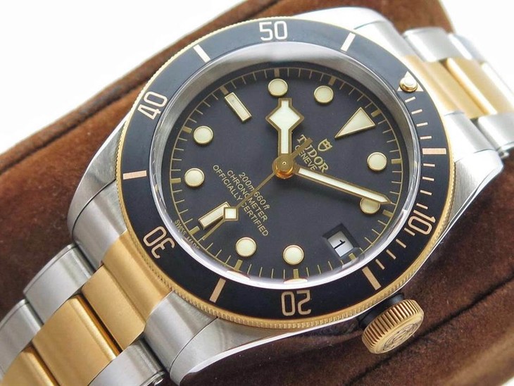 ZF厂帝舵启承间金系列79733N腕表首发