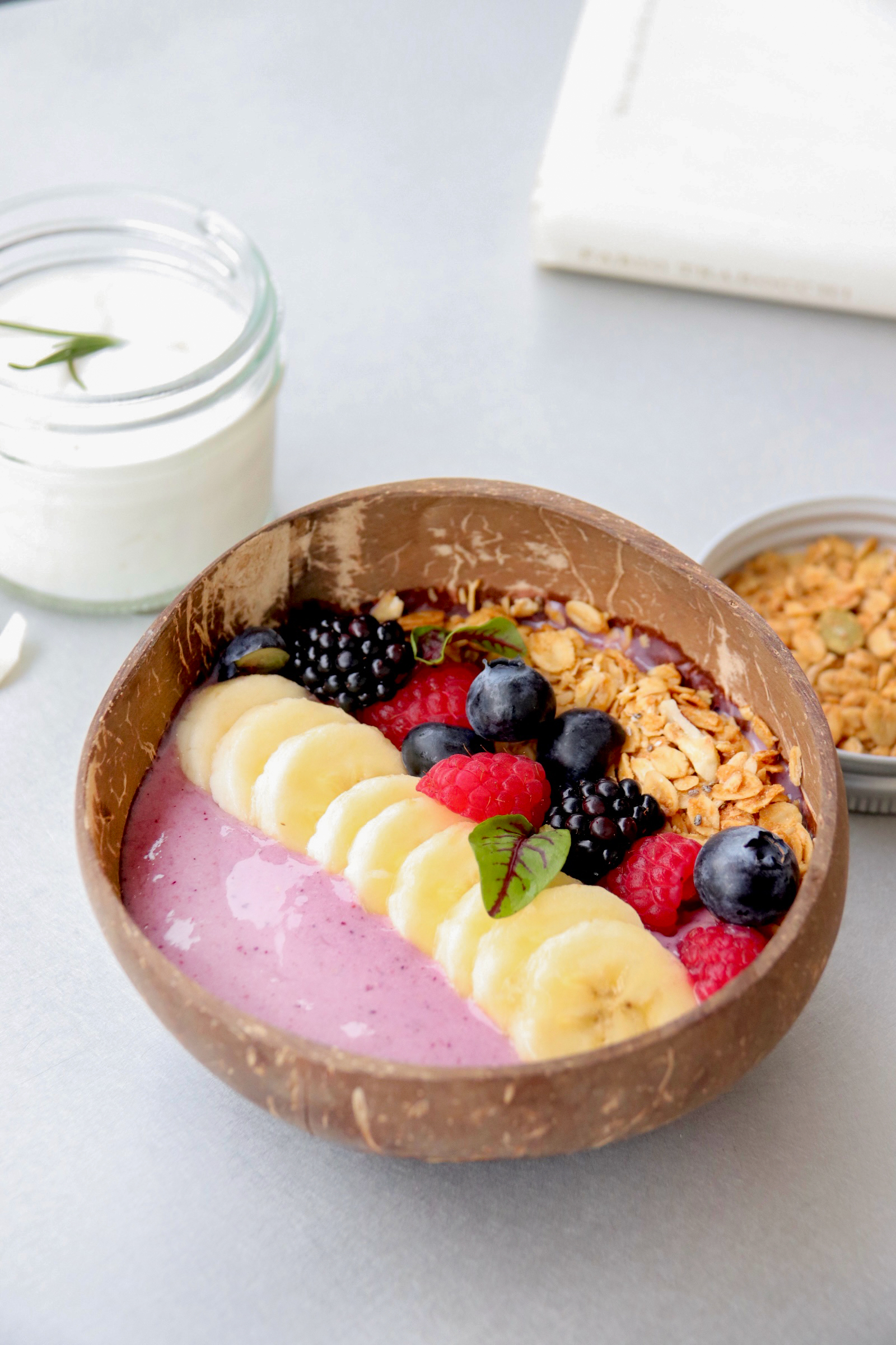 巴西莓浆果奶昔燕麦碗