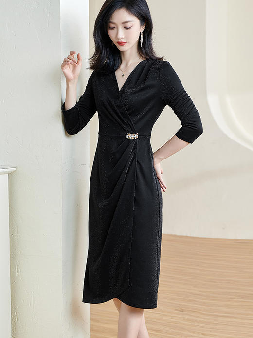 剩S 米思阳2024秋季新款时尚轻奢黑色晚礼服裙修身显瘦V领连衣裙2077 商品图1