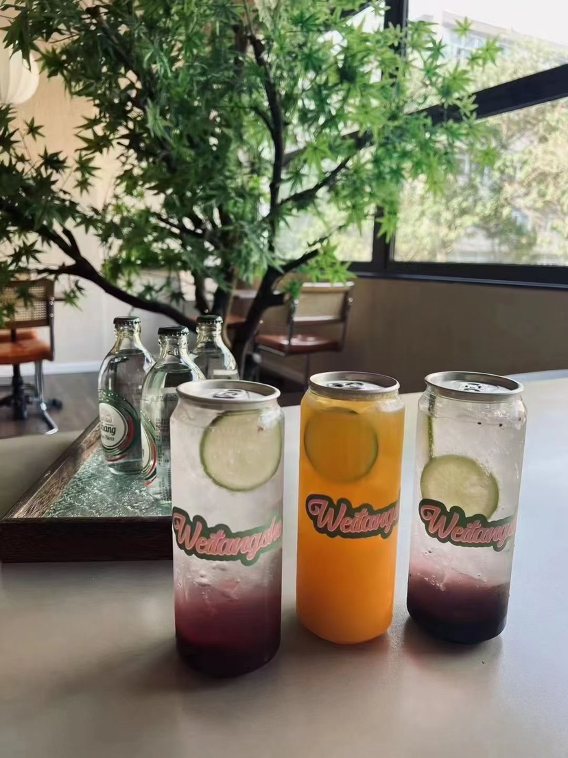 夏日清爽气泡水     口味    凤梨 芭乐  樱桃  草莓